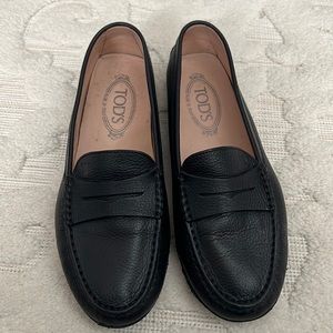 Tod’s driving moccasin in navy.